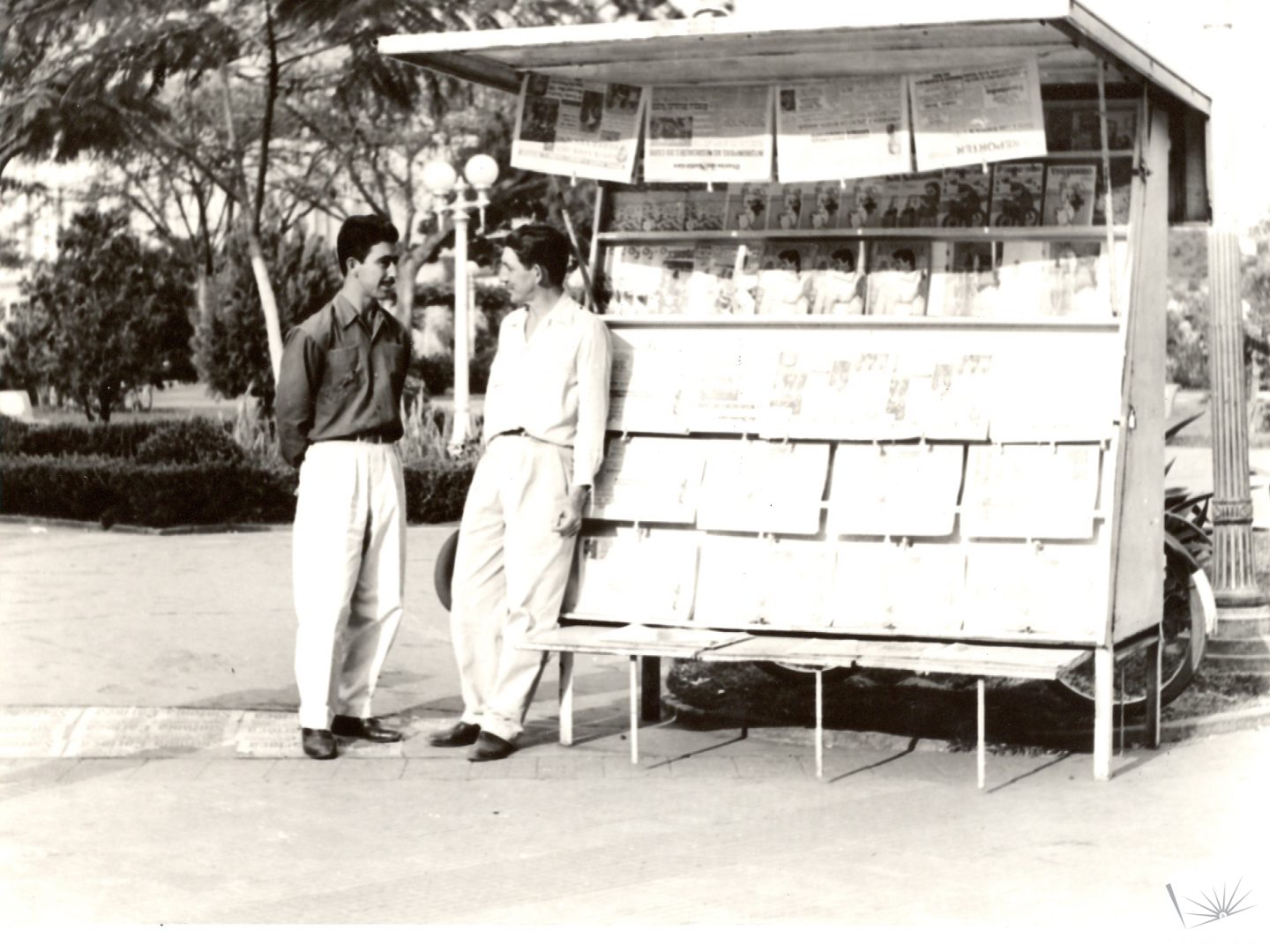 Banca de Jornal na praça da República, atual praça Tubal Vilela. Década de 1950.